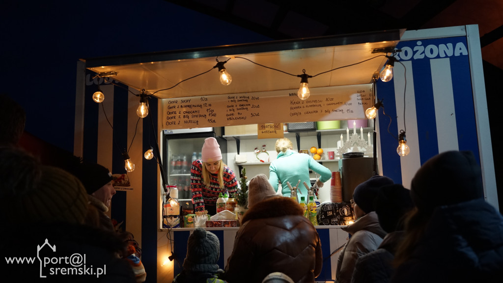 Uczestnicy kupujący przy stoisku gastronomicznym